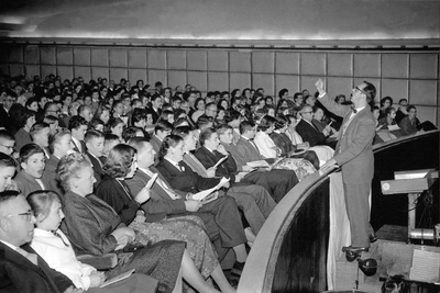 502617 Afbeelding van een scène uit het toneelstuk Let's Make an Opera van Benjamin Britten door leerlingen van het ...